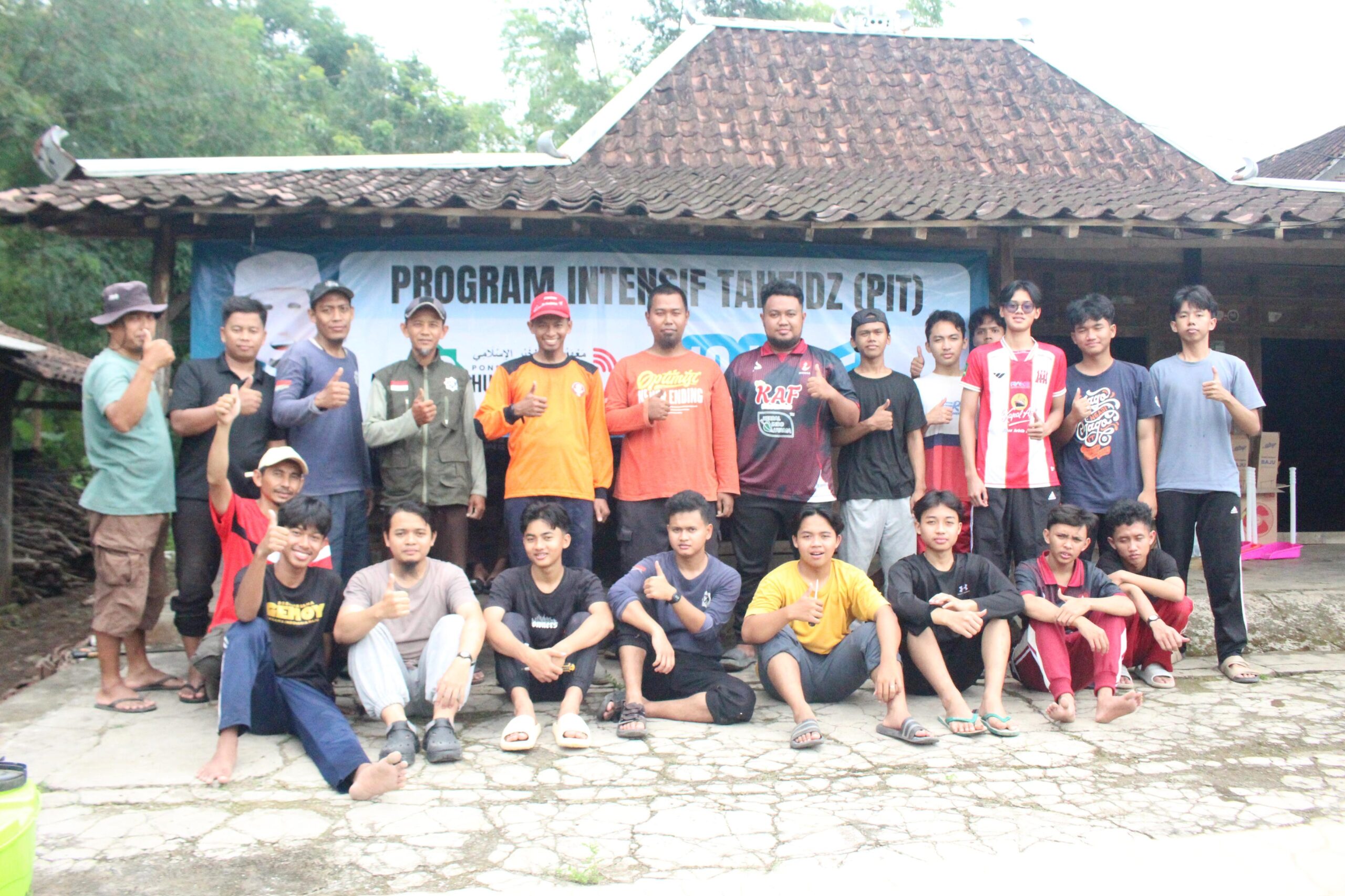 Foto santri dan staf yang berpartisipasi kegiatan kerja bakti